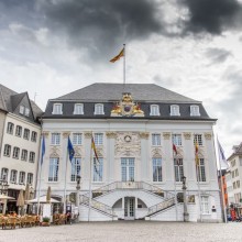 Bürgermeister verdienen in Deutschland extrem unterschiedlich, die Pensionsansprüche sind ebenfalls sehr unterschiedlich geregelt - im Bild: Das Rathaus von Bonn
