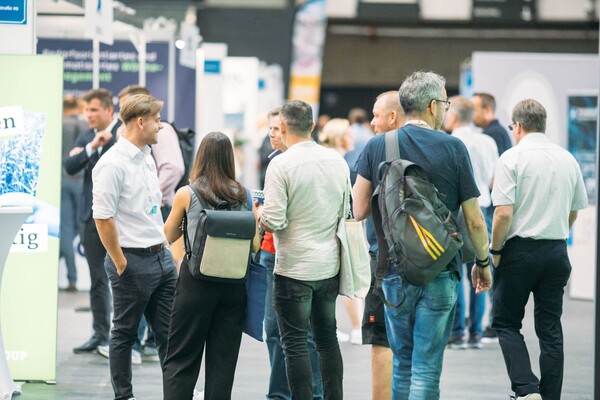 Messehalle mit Besuchern