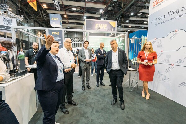 EWE-Stand mit Besuchern