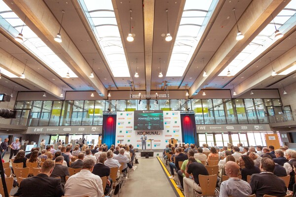 Foyer in der Weser-Ems-Halle mit Vortragsbühne und Sitzreihen