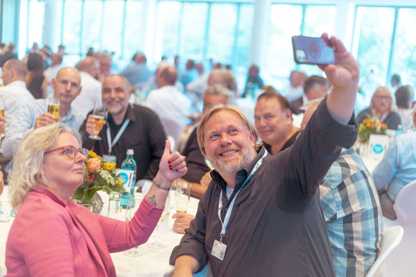 Besucherinnen und Besucher des Netzwerkabends an Ihren Tischen fotografiert