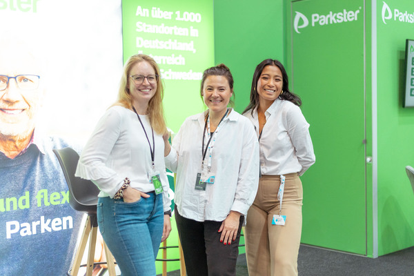 Messestand von Parkster mit 3 Messestandbetreuerinnen