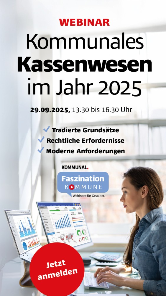 Frau sitzt vor einem Monitor und arbeitet