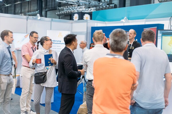Messebesucher an einem Stand