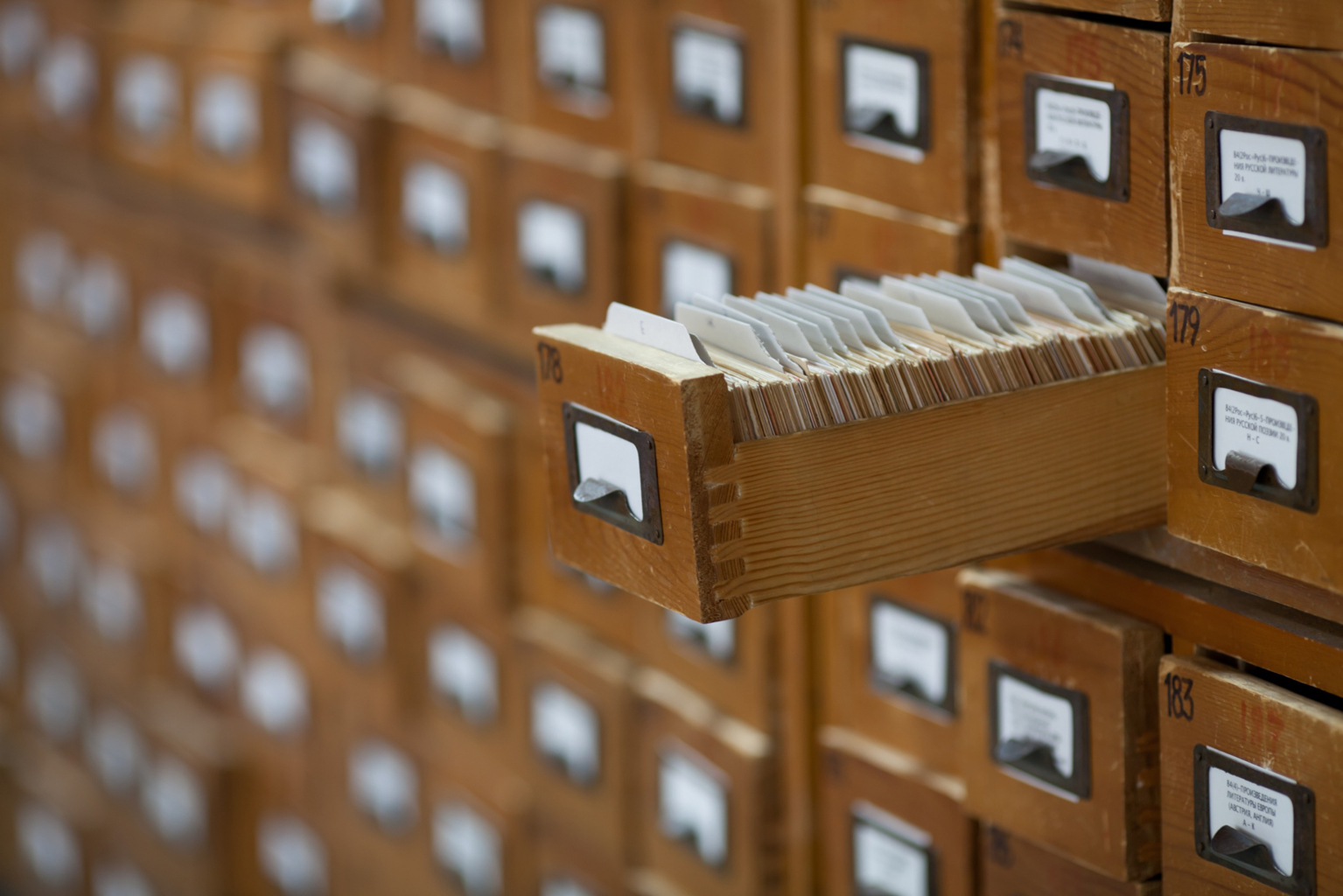 So ganz ausgedient hat sie mancherorts noch nicht: die Karteikarte.