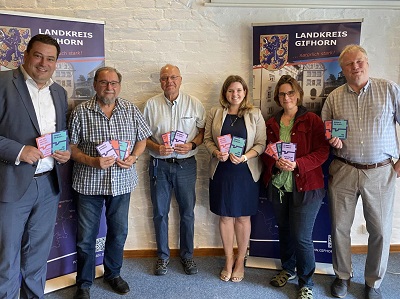 Gruppenbild Schlau vor dem Bau