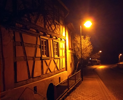 Beleuchtet wird Rumbach in der Nacht nur sehr dezent: der Tierwelt zuliebe.