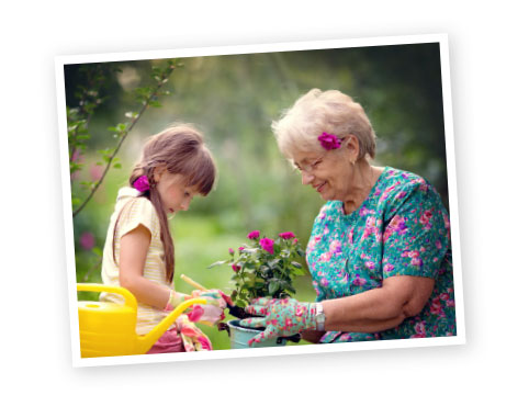 Kind und ältere Dame gegen Einsamkeit