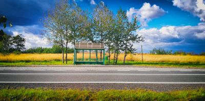 Bushaltestelle auf dem Land