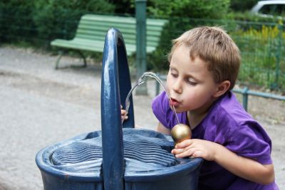 Trinkwasserspender Kind trinkt