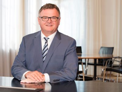 Andreas Brand, Oberbürgermeister von Friedrichshafen am Schreibtisch