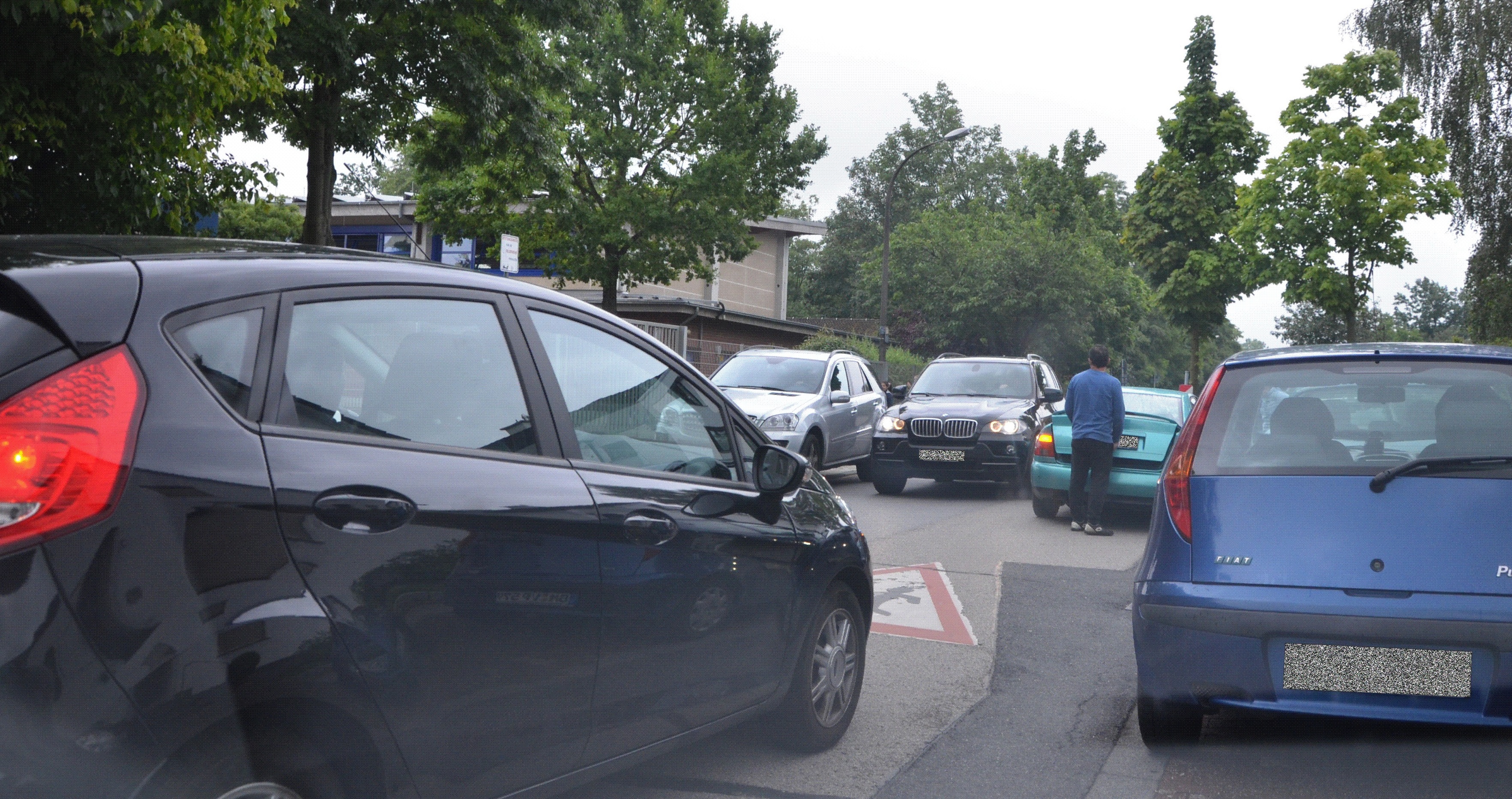 Verkehrschaos durch Elterntaxis