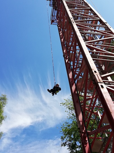 Mensch seilt sich an Kran ab