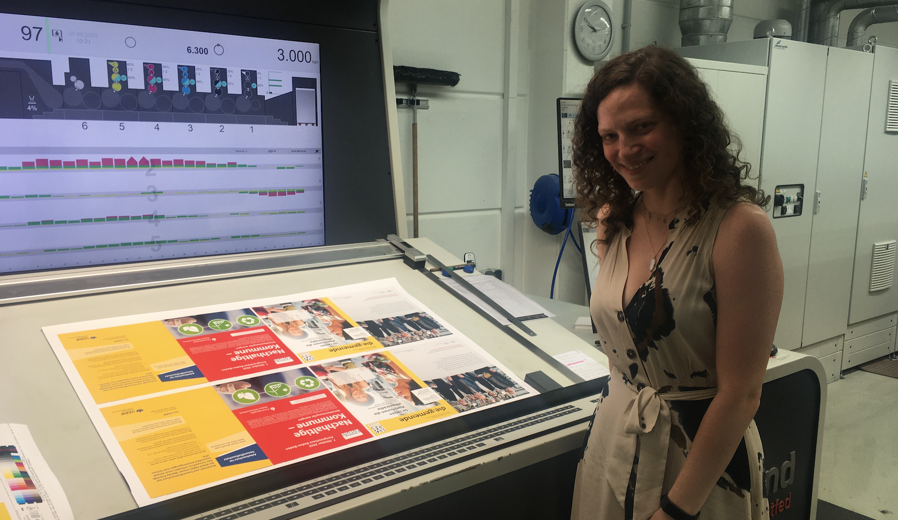 Rebecca Piron, langjährige Redakteurin bei KOMMUNAL wird neue Chefin vom Dienst für die:gemeinde in Stuttgart - beim Andruck der Erstausgabe war sie in der Druckerei dabei