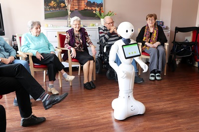 Roboter in Seniorengruppe