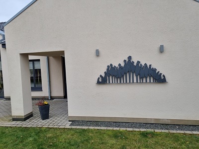 Relief an Wand des Gemeinschaftshauses