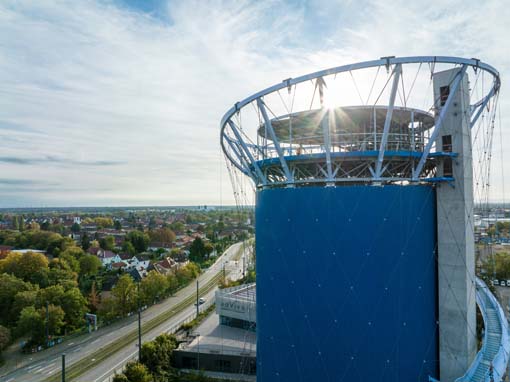 Der 55 Meter hohe Energie- und Zukunftsspeicher speichert bei der Stromproduktion erzeugte Wärme und gibt sie bei Bedarf ins Fernwärmenetz ab.
