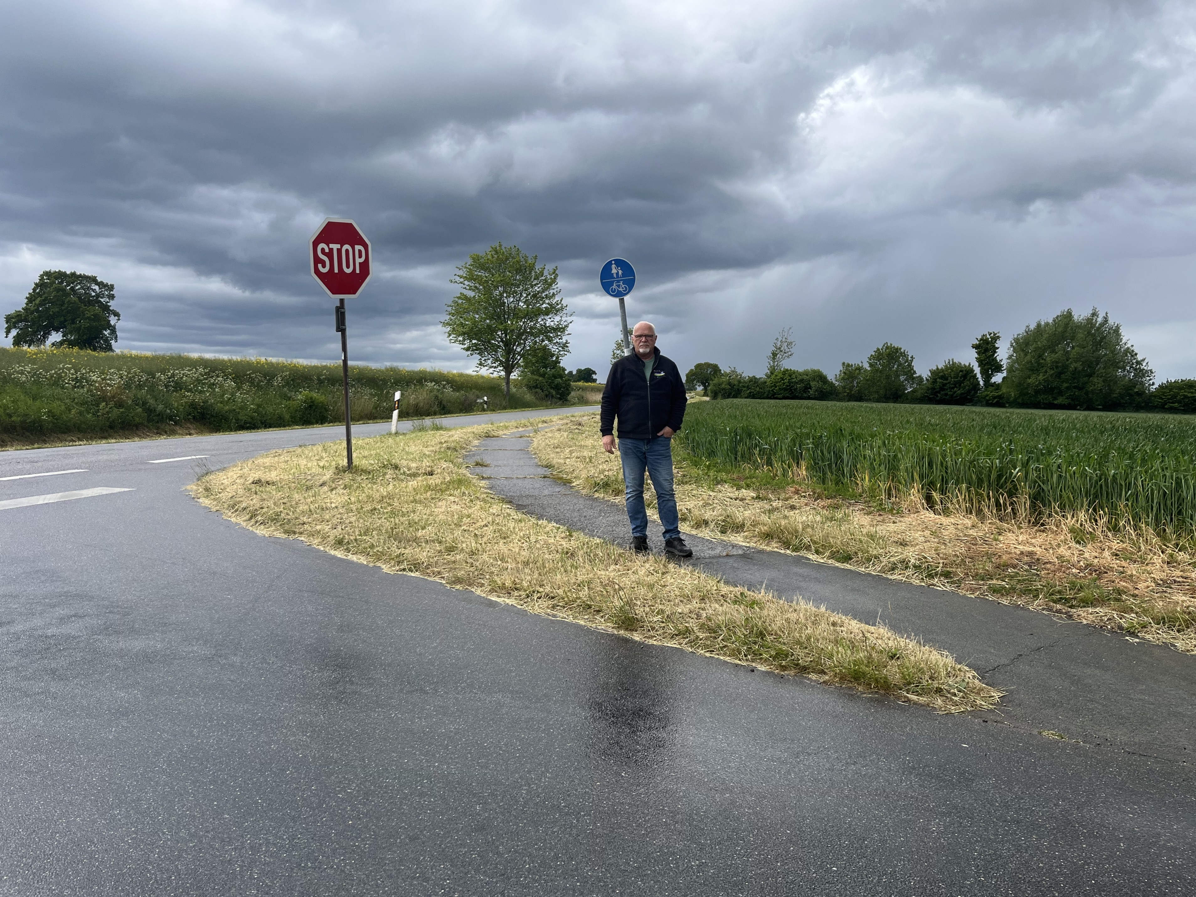 Ernst Hansen vor 800 Metern Radweg, die seit 1974 acht Kilometer sein sollten.
