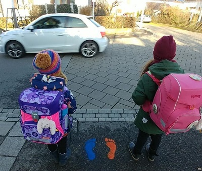 Kinder auf Schulweg