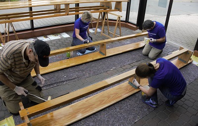 Freiwillige streichen Bänke