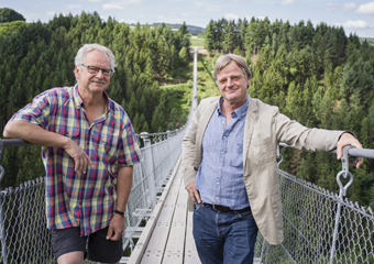 Die Hängeseilbrücke hätte es ohne die Einnahmen aus der Energiewende nicht gegeben. Rechts Ortsvorsteher Marcus Kirchhoff.