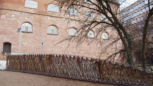 Eine Brücke aus Flachs führt in Ulm über die Kleine Blau.