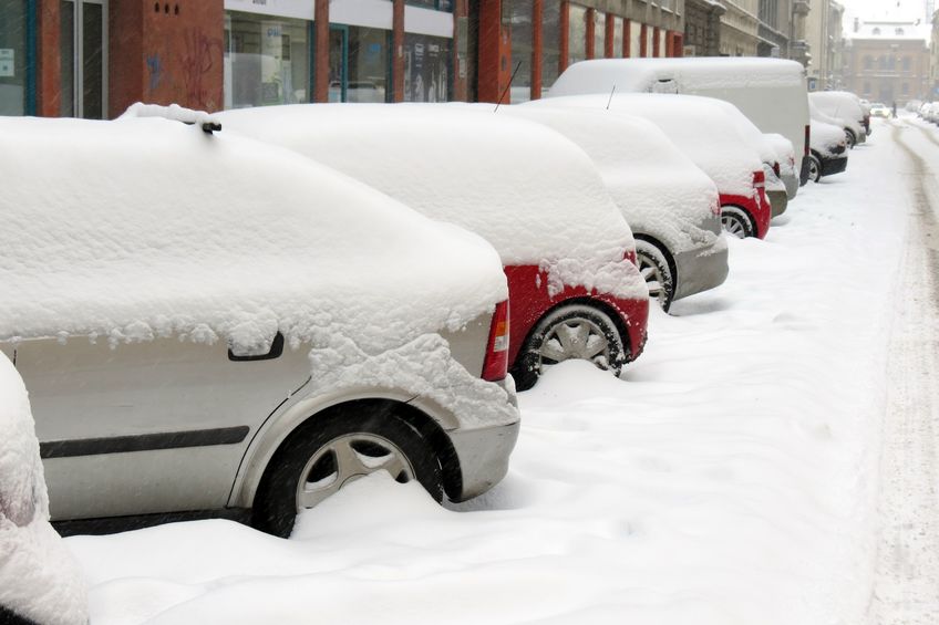Autos müssen ebenfalls vor Fahrtantritt komplett vom Schnee befreit werden!