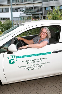 Bettina Schilling auf dem Weg zu einem Hausbesuch