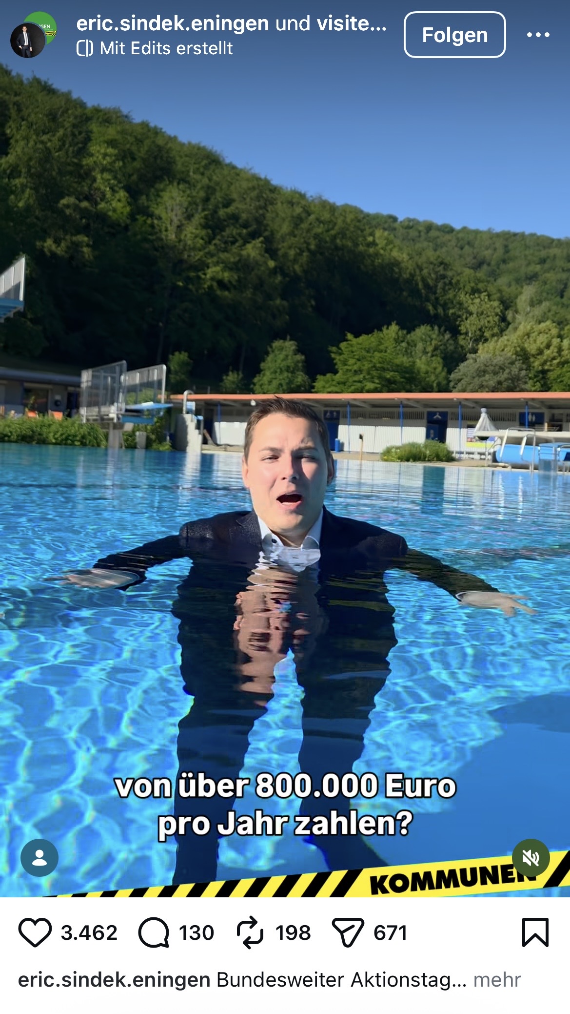Eric Sindek, Bürgermeister von Eningen unter Achalm, steht in seinem Social Media-Video zum Aktionstag wortwörtlich das Wasser bis zum Hals.