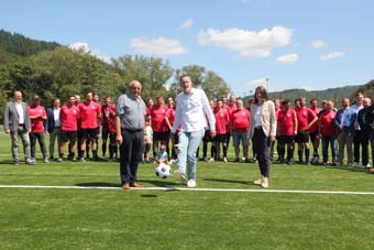 Innenminister Michael Ebling testet persönlich eine neue interkommunale Sportanlage.