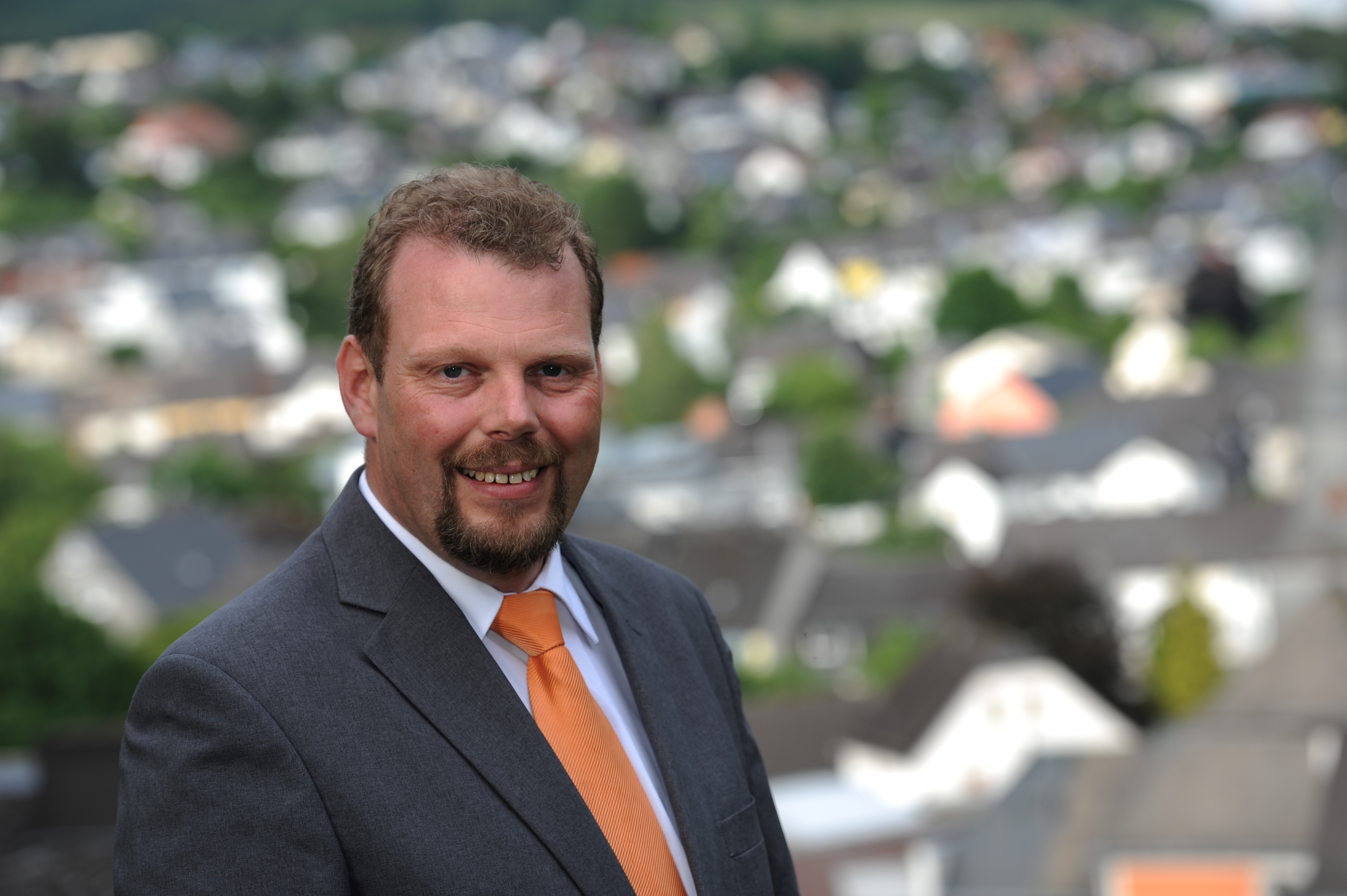 Götz Konrad ist 47 Jahre alt und seit dem Jahr 2005 Bürgermeister der Gemeinde Eschenburg. Zuvor hat er als Journalist bei diversen Tageszeitungen gearbeitet. 