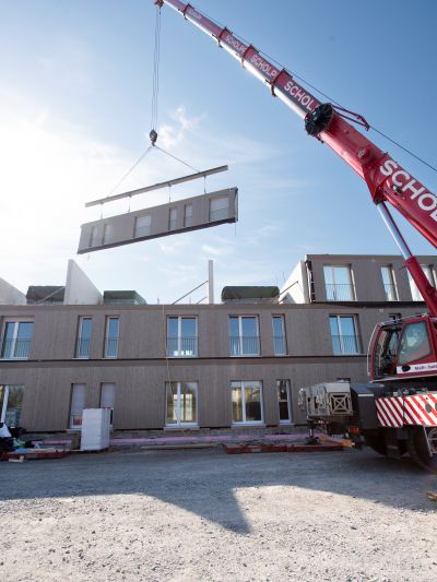 Die Holz-Fertigteilaußenwände werden präzise eingesetzt. © Sandra Sitzmann/ ZÜBLIN Timber