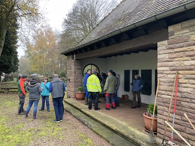 Bürger helfen am Friedhof mit