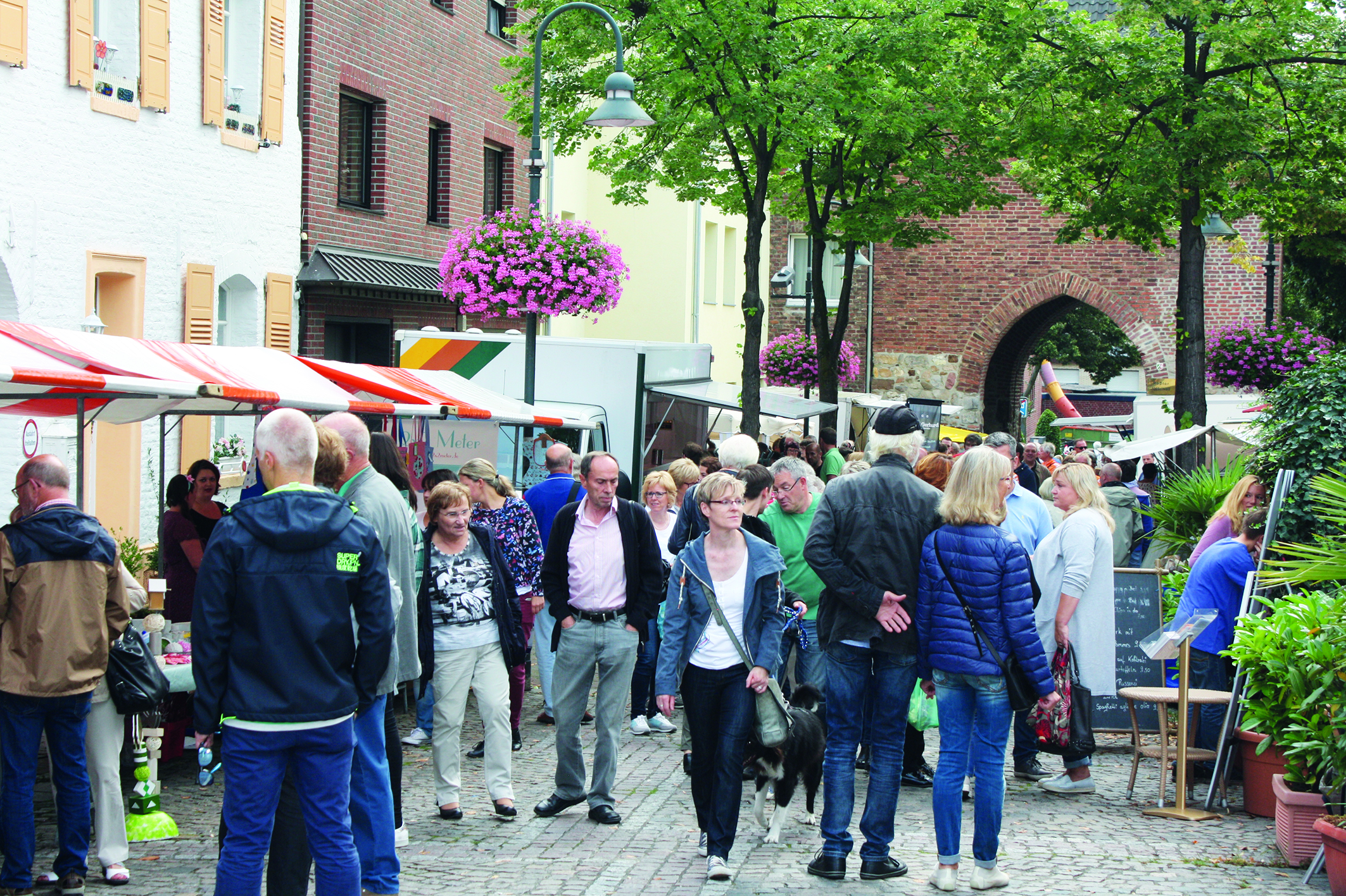 Menschentrubel in Wassenberg