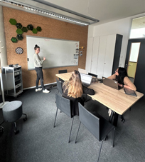 In diesem Raum ist Platz für Besprechungen und Meetings.