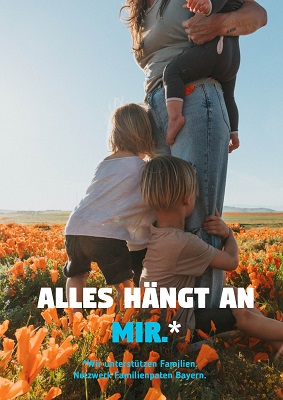 Kinder hängen an Bein von Mutter