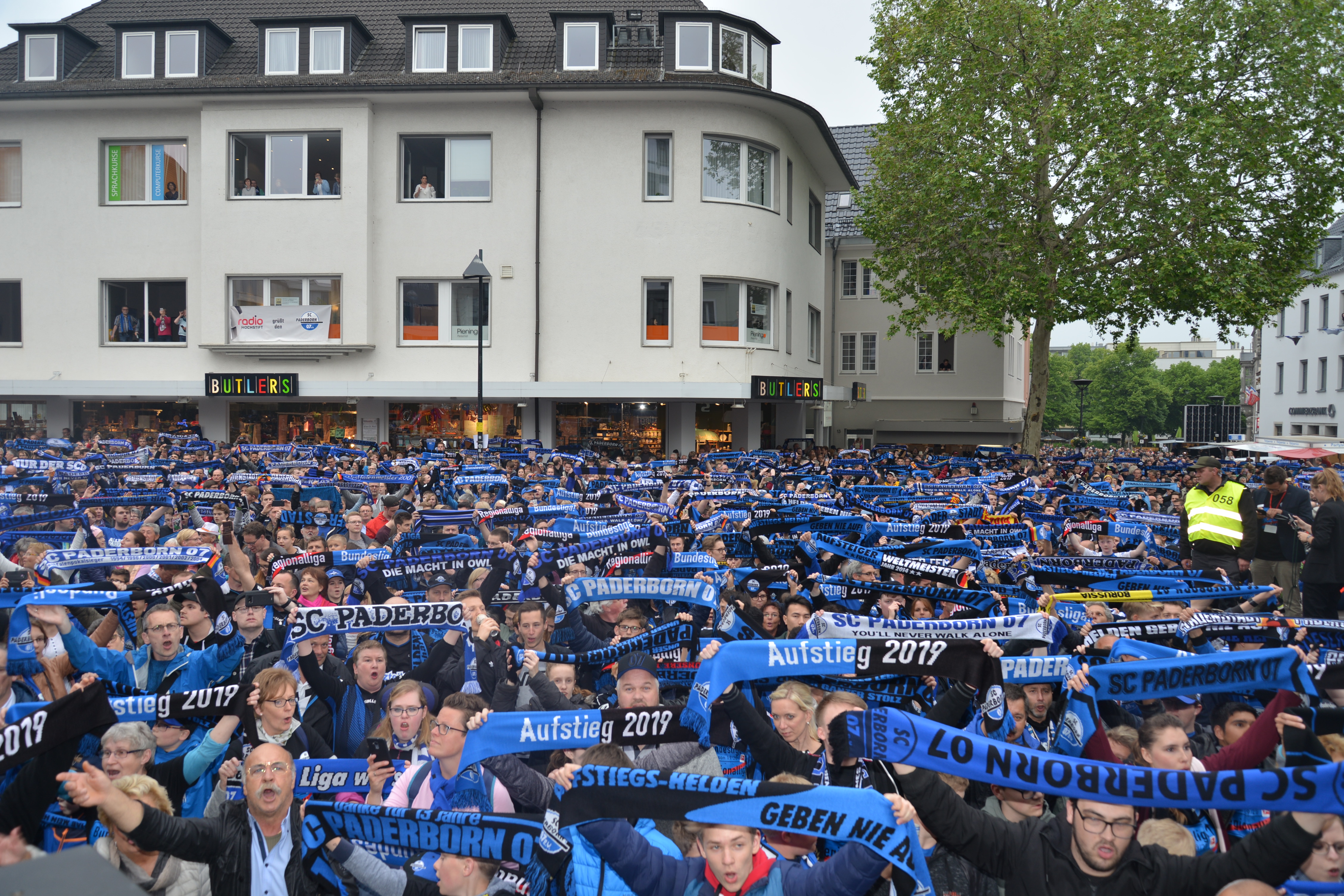 Paderborner feiern den Einzug in die 1. Bundesliga