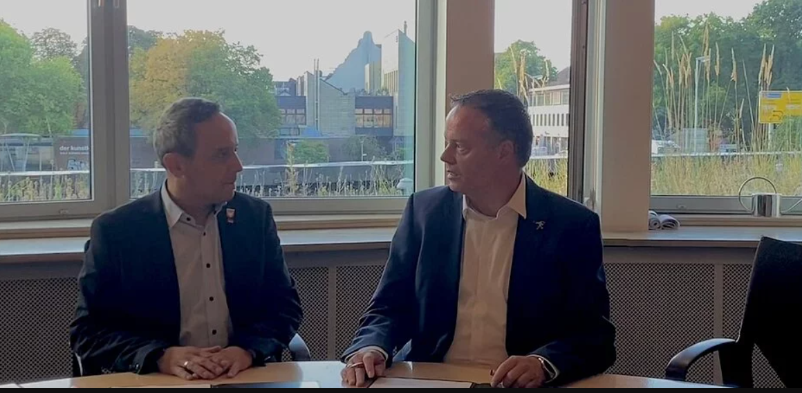 Hamelns Oberbürgermeister Claudio Griese und Hessisch Oldendorfs Bürgermeister Tarik Oenelcin über die neu beschlossene interkommunale Zusammenarbeit