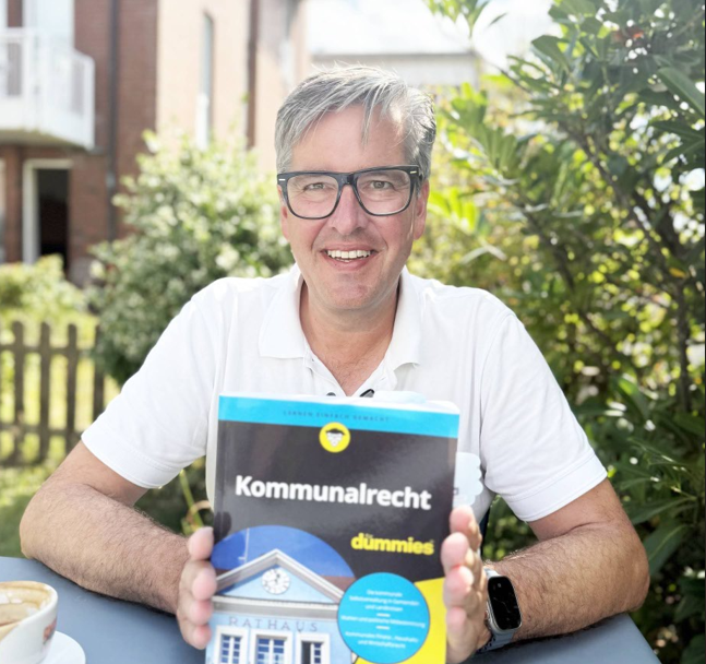 Oliver Junk mit seinem neuen Buch Kommunalrecht für Dummies