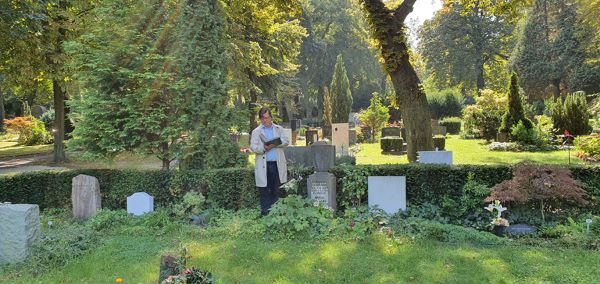 Bertram von Boxberg liest auf dem Friedhof.