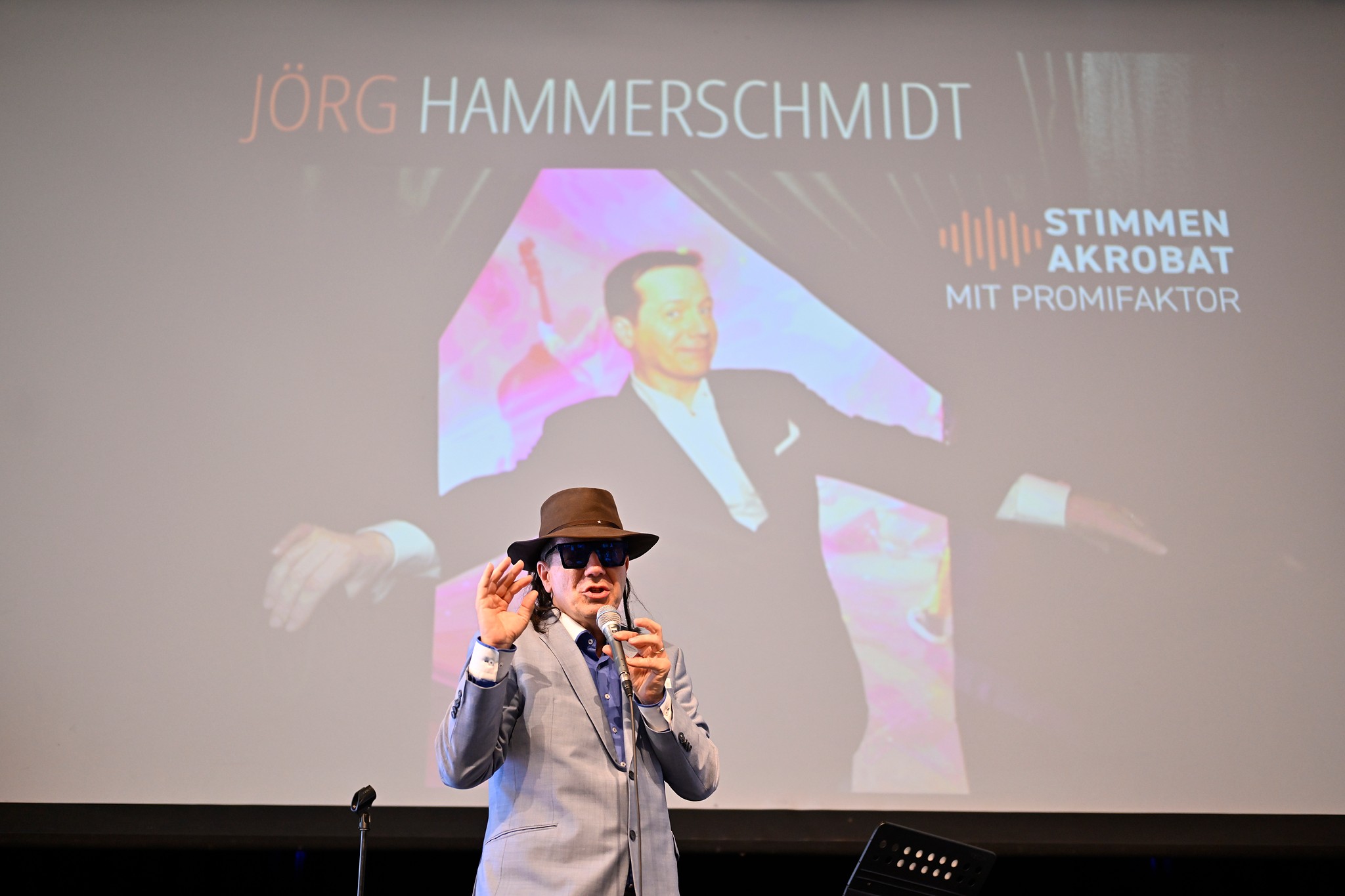Stimmenimmitator Jörg Hammerschmidt bringt Udo Lindenberg auf die Bühne