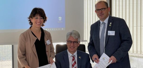 (v.l.n.r.) 2. Bürgermeisterin Elisabeth Pfeffer aus Zwiesel, Bürgermeister Michael Kurz aus Brake und Bürgermeister Patrick Kunkel bei der Unterzeichnung der „Eltviller Erklärung“ in Brake.
