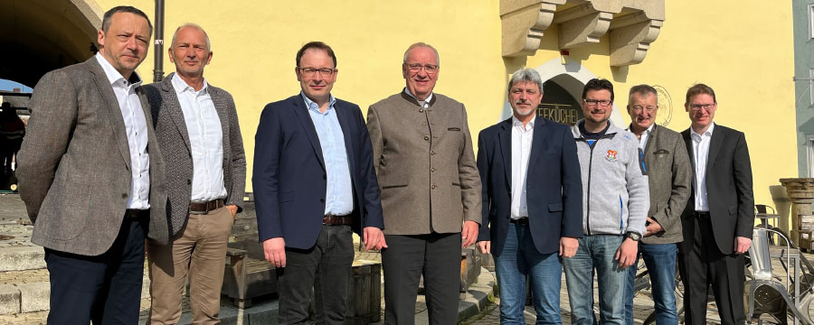 Bei der Vertragsunterzeichnung zur Gründung der Regionalwerke GmbH im Mai: (v.l.) die beiden Geschäftsführer Martin Ritt und Klaus Amberger, Bürgermeister Martin Stoiber, Landrat Franz Löffler, die Bürgermeister Sandro Bauer, Paul Roßberger und Markus Ackermann sowie Notar Robert Maurer.