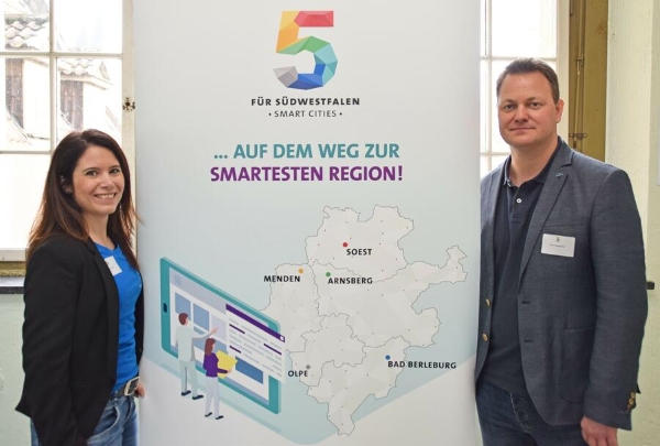 Stabsabteilungsleiterin Regionalentwicklung Colette Siebert und Smart-Cities-Manager Sven Willerscheid 