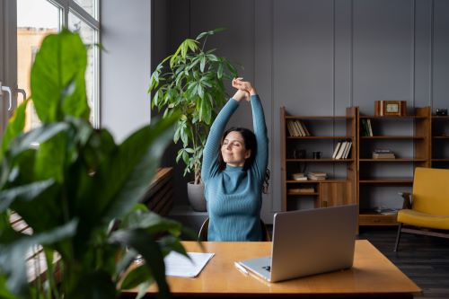 Fitness im Büro Frau am Schreibtisch