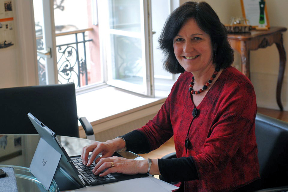 Oberbürgermeisterin Margret Mergen chattet auf Whatsapp mit ihren Bürgern