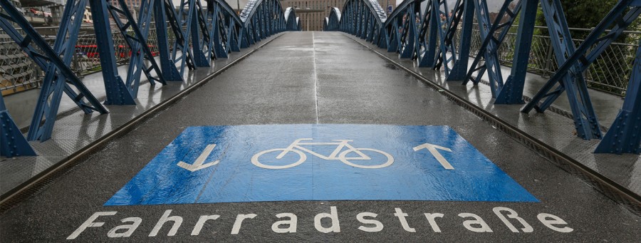 Immer mehr Kommunen bauen Fahrradstraßen, um den Radverkehr zu fördern