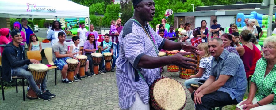 Eine Nachbarschaft in Jülich feiert ihre bunte Vielfalt.