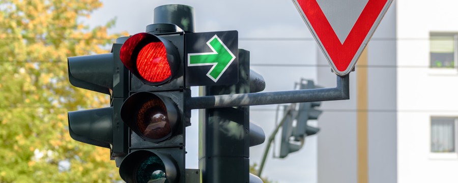 Städte führen grünen Pfeil für Fahrradfahrer ein