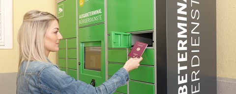 Julia Töpfer vom Ludwigsburger Bürgerbüro zeigt, wie der Ausweis-Automat funktioniert